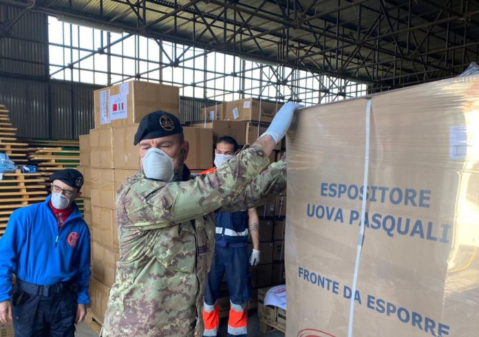 protezione civile, esercito e associazione del fante distribuiscono uova di Pasqua