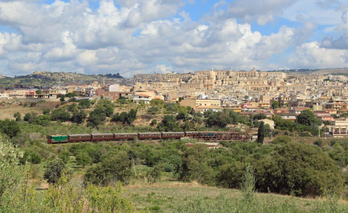 Archivio Fondazione FS treno del barocco