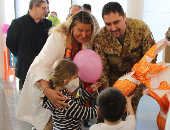 Esercito dona uova di Pasqua ai pazienti